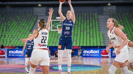 Miroslava Mistinova lanza a canasta en el duelo ante Alemania del Eurobasket 2023.