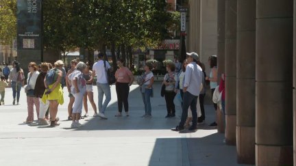 Imagen de un grupo de turistas en la plaza del Pilar.