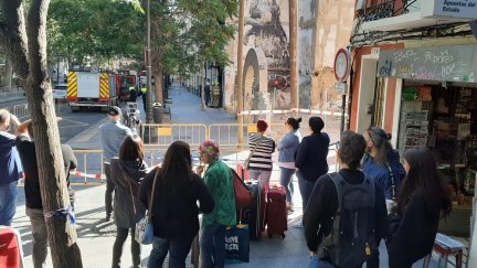 Los vecinos esperando a recibir la autorización de los bomberos para poder entrar a sus casas.