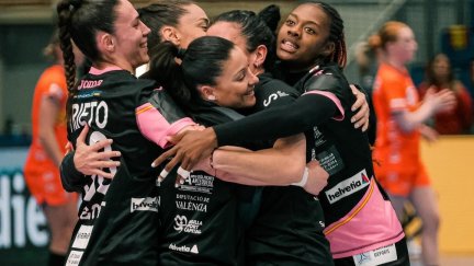 Danila So Delgado celebra con sus compañeras de selección la clasificación para París 2024.