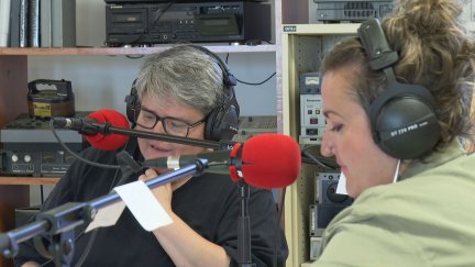 Grabación de un episodio del podcast 'Locas ¿de qué?'.
