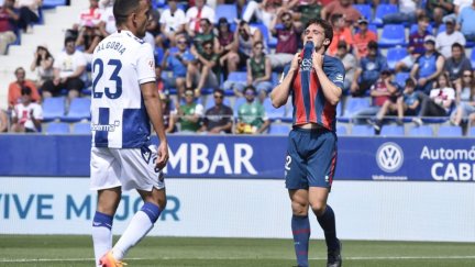 La SD Huesca no ha podido regalarle una victoria a la afición en la despedida.