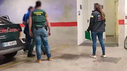 La organización obtenía dinero mediante la utilización fraudulenta de DNI sustraídos o fotografiados de terceras personas. / Guardia Civil