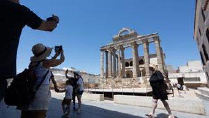 Los turistas buscan la sombra en Mérida (Extremadura). / Efe
