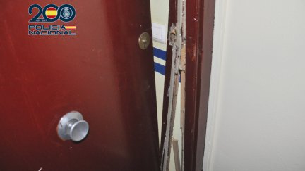 Una de las puertas forzadas en los robos.