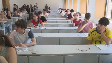 Estudiantes aragoneses en el primer examen de la EvAU en el Campus San Francisco de Zaragoza.