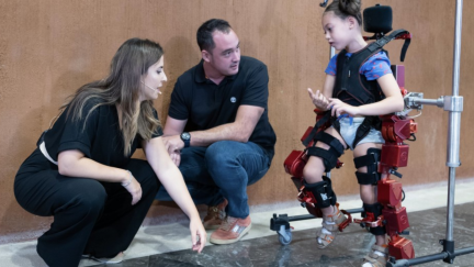 Una niña con parálisis cerebral utiliza el exoesqueleto pediátrico. / Gobierno de Aragón