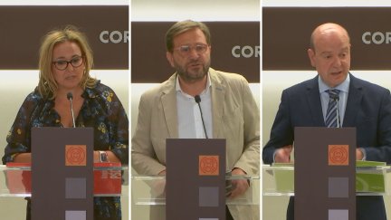La portavoz del PSOE, Mayte Pérez, el portavoz del PP, Fernando Ledesma, y el de Vox, Santiago Morón, en la sala de prensa de las Cortes de Aragón.