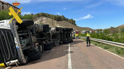 Imagen del camión siniestrado. / Guardia Civil Teruel