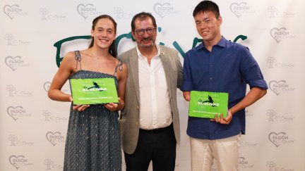 Clara Martínez de Salinas y Jian Escanilla reciben el galardón.