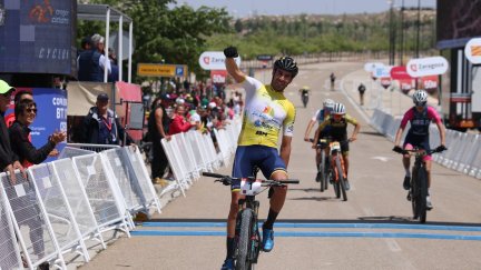 Felipe Orts celebra su entrada en meta en el circuito de Santa Bárbara.