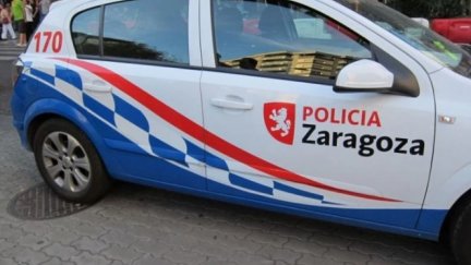 Coche de la Policía Local atendiendo un atropello en la ciudad.