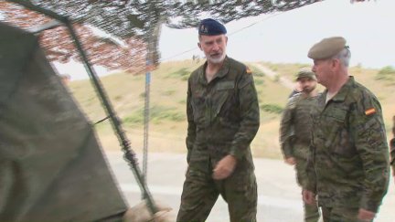 Felipe VI participa en las maniobras aéreas del campo de San Gregorio.