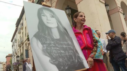 Antes de tomarse un vermú con el cineasta Luis Alegre y los oscenses, Abril ha firmado su fotografía.