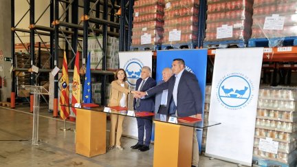 Los responsables del Gobierno y el Banco de Alimentos durante la firma del convenio.