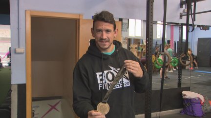 Héctor Guerrero muestra la medalla de oro tras proclamarse campeón de España