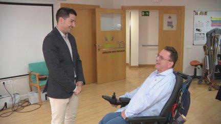 Óscar Alijarde ha podido conseguir su primera tarjeta de crédito y su primer teléfono móvil.