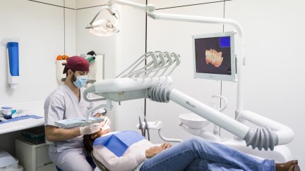 Consulta de un dentista. / Aranzazu Navarro. Institutos Odontológicos.