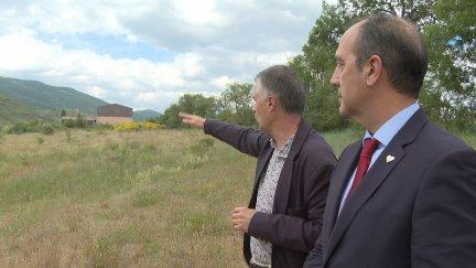 El conejero de Sanidad visita junto al alcalde de Jaca (Huesca) la zona donde se construirá el helipuerto.