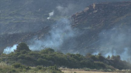 El fuego continúa activo, aunque ya está estabilizado.