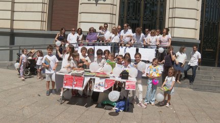Familias participantes en la concentración de este sábado para regular el uso de pantallas en las aulas.
