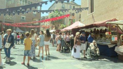 Visitantes en el Mercado de las Tres Culturas de Zaragoza este sábado.