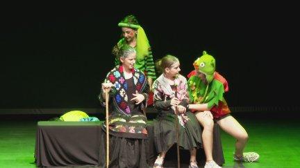 Momento de la obra interpretada por los alumnos de la Escuela de Teatro Arbolé.