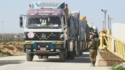Camiones con ayuda humanitaria esperando entrar en Gaza. / EFE