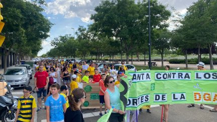 Padres y alumnos del colegio Valdespartera 3 han salido este lunes a la calle para protestar.