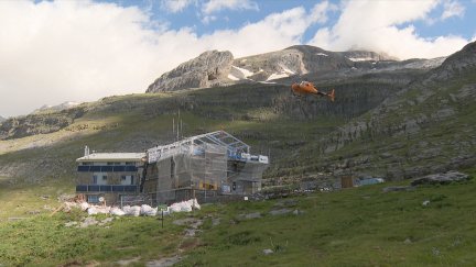 El helicóptero descarga cada semana el material para las obras de ampliación de Góriz.