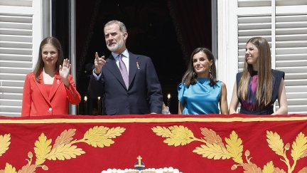 Los Reyes y las infantas saludan desde el balcón del Palacio Real en la conmemoración de los 10 años de Felipe VI.
