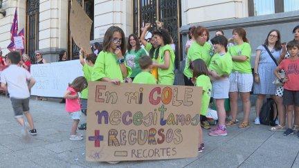 Familias y sindicatos han protestado este miércoles en Zaragoza.