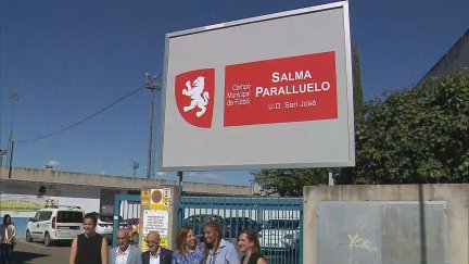 Letrero del nuevo Campo Municipal Salma Paralluelo.