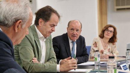 Félix Longás, junto al consejero Bermúdez de Castro en la reunión de la Comisión de Coyuntura Económica de CEOE Aragón, celebrada este viernes en Zaragoza. / CEOE Aragón