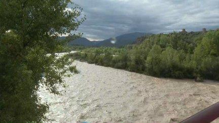 Río Ara a su paso por Aínsa en la tarde de este jueves.