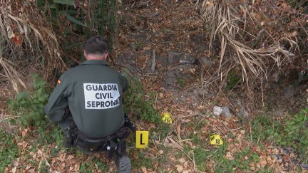 Un agente del Seprona de la Guardia Civil recoge pruebas de un delito medioambiental. / Aragón TV