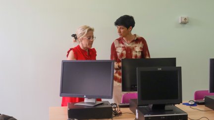 La directora general de Justicia del Gobierno de Aragón junto a la directora del CEIP Guillermo Fatás. / Gobierno de Aragón