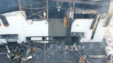 Bomberos trabajando en las tareas de extinción./ Yonhap (EFE)