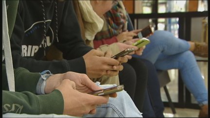 Solo uno de cada cuatro menores se lo cuenta a sus padres. / Aragón TV