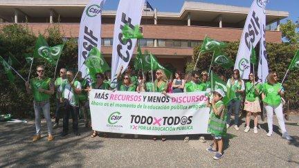 Concentración este martes delante del servicio provincial de Educación, en Zaragoza.