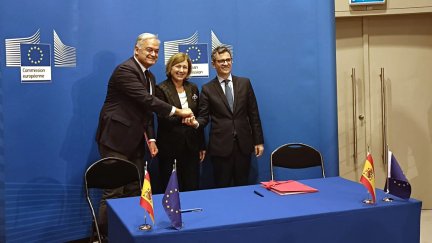 Esteban González Pons, vicesecretario de Acción Institucional del PP (izq), Félix Bolaños, ministro de Justicia (dcha), tras la firma del acuerdo. / Europa Press