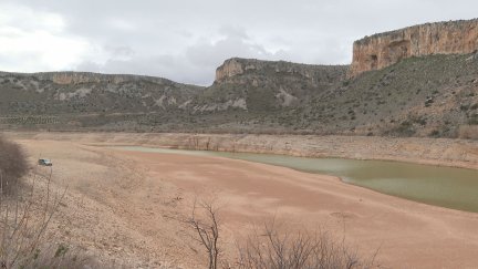 Imagen de uno de los embalses de la cuenca casi sin agua. / Aragón TV