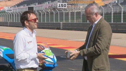 El presidente Azcón recibe un pedazo del asfaltado original de Motorland. / Aragón TV