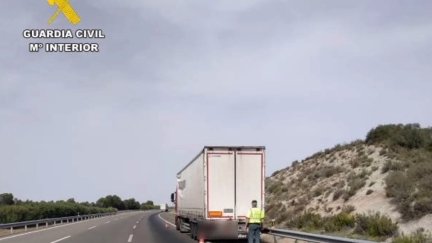 El camión, detenido sin combustible en el arcén. / Guardia Civil Huesca
