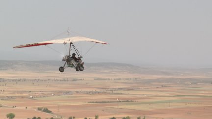 Ultraligero sobrevolando el paisaje de Torremocha de Jiloca. / Aragón TV