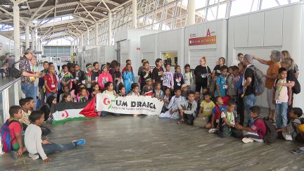 Los niños saharahuis posan en el Aeropuerto de Zaragoza. / Aragón TV