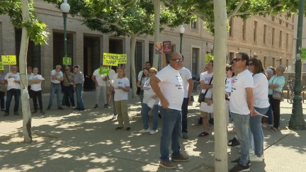 Algunos vecinos manifestándose. / Aragón TV