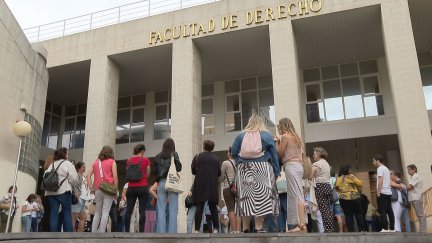 Algunos de los opositores esperando para entrar a las pruebas en la Facultad de Derecho de Zaragoza. | Aragón TV