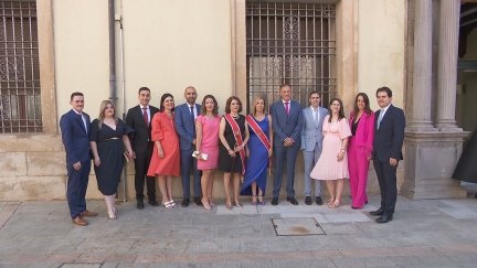 Los miembros del Seisado posan junto a la alcaldesa de Teruel, Emma Buj. / Aragón TV