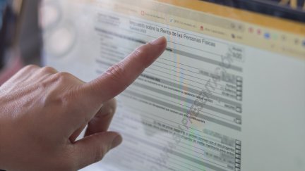 Una persona hace la declaración de la renta en un ordenador. / Europa Press